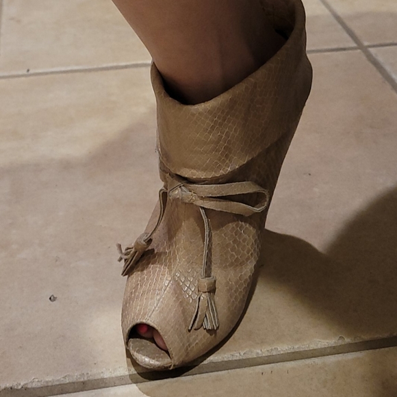 Rachel Roy leather snake embossed booties 7 sand - Picture 9 of 9